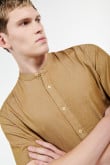 Camisa cuello nerú unicolor con manga corta y botones