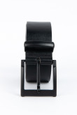 Cinturón sintético negro con trabilla y hebilla cuadrada metálicas