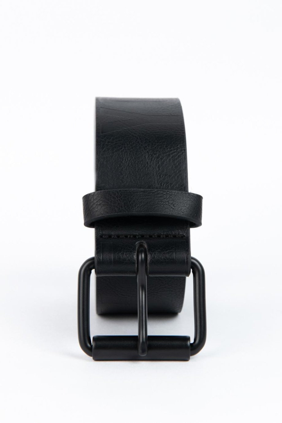 Cinturón negro con pasador y hebilla metálica cuadrada