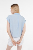 Blusa azul clara con cuello resort y manga corta