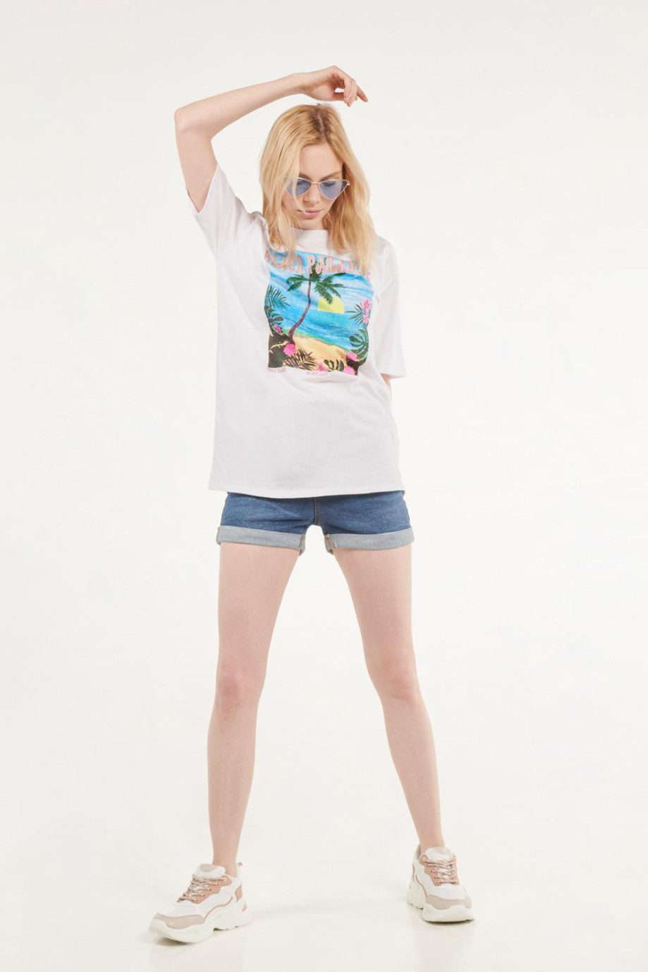 Camiseta oversize unicolor con manga corta y diseño colorido en frente