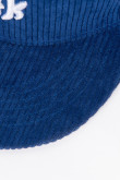 Gorra con visera plana azul oscura en pana con texto blanco bordado