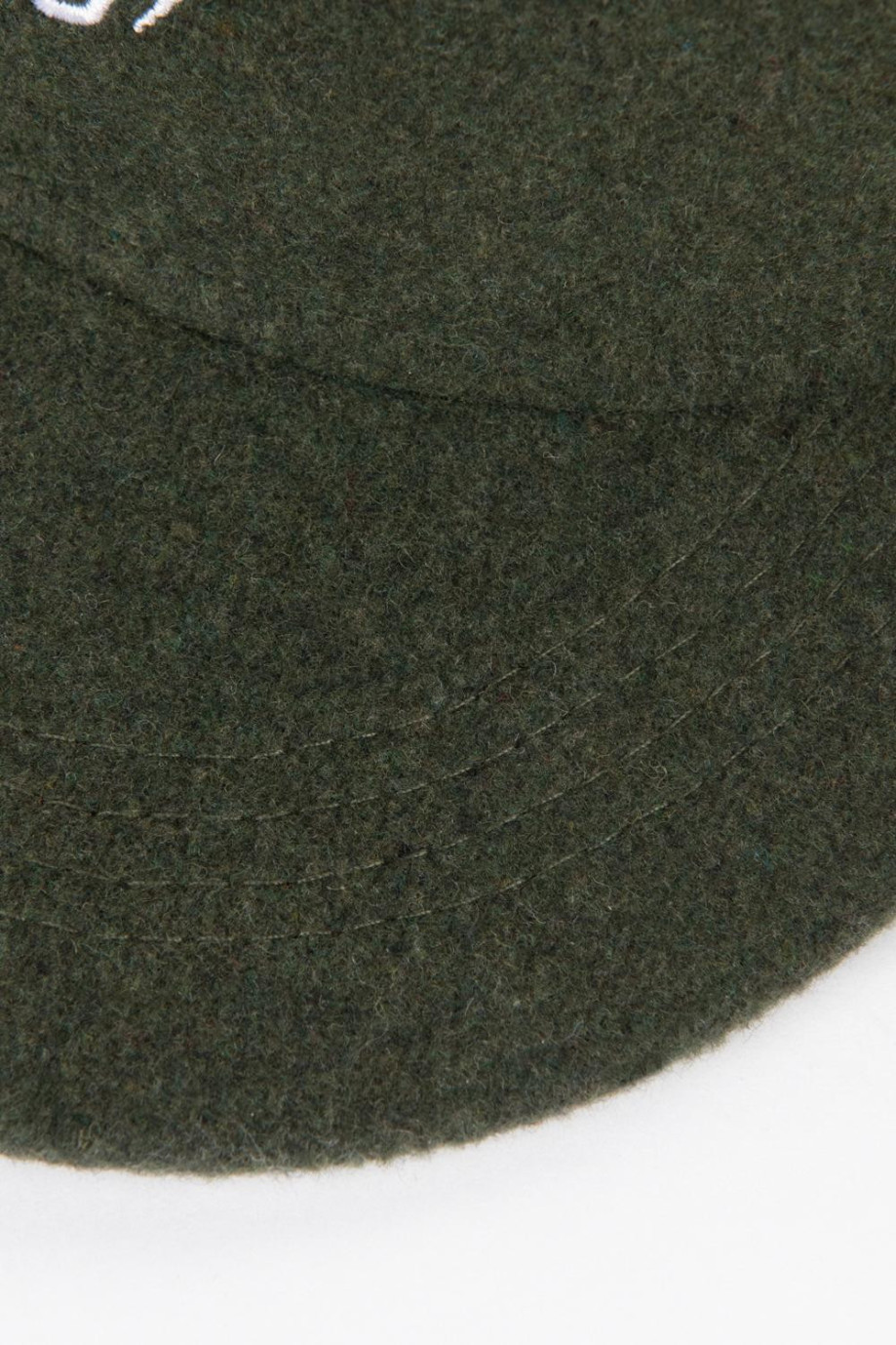 Gorra verde oscura con visera plana y texto bordado