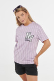 Camiseta lila clara a rayas con diseño college de NY y manga corta