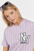 Camiseta lila clara a rayas con diseño college de NY y manga corta