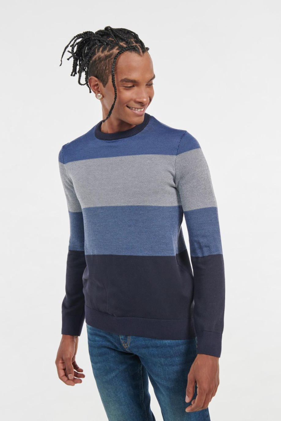 Suéter tejido azul intenso con cuello redondo y cortes de color