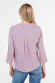 Blusa lila con manga 3/4, cuello camisero y costura en frente