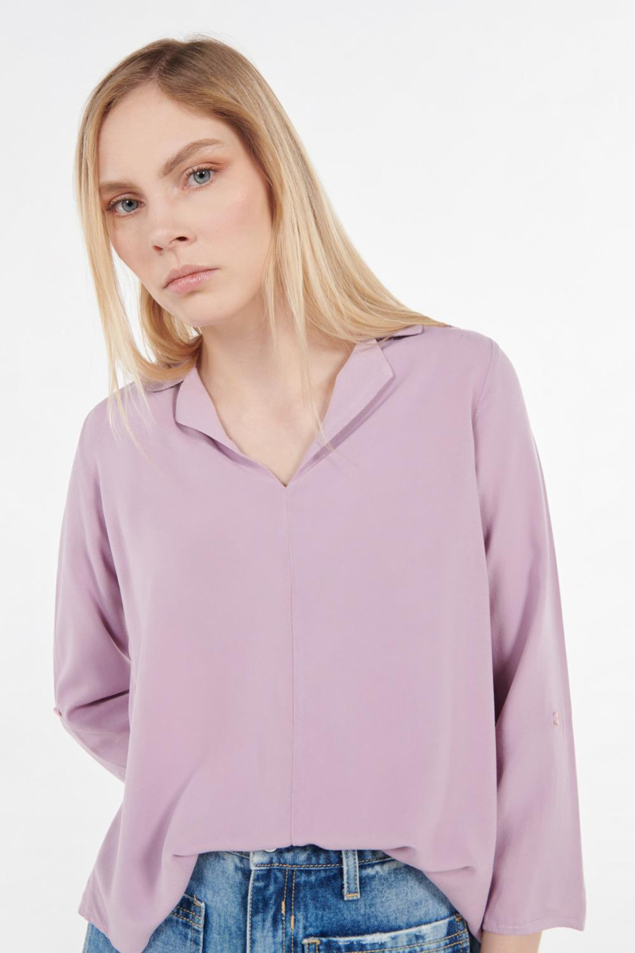 Blusa lila con manga 3/4, cuello camisero y costura en frente