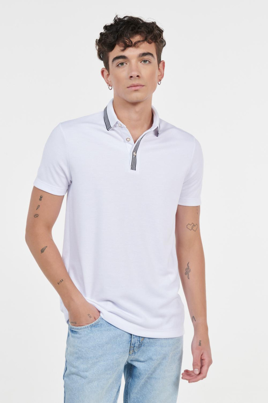 Camiseta polo unicolor con manga corta y cuello tejido