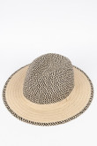 Sombrero kaki claro con ala plana y detalles en contraste