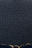 Sombrero de paja azul intenso con lazo y cadena decorativas