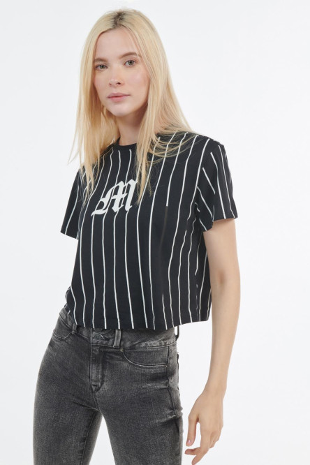 Camiseta crop top negra a rayas con diseño college en frente