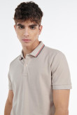 Camiseta polo unicolor con puños y cuello tejidos