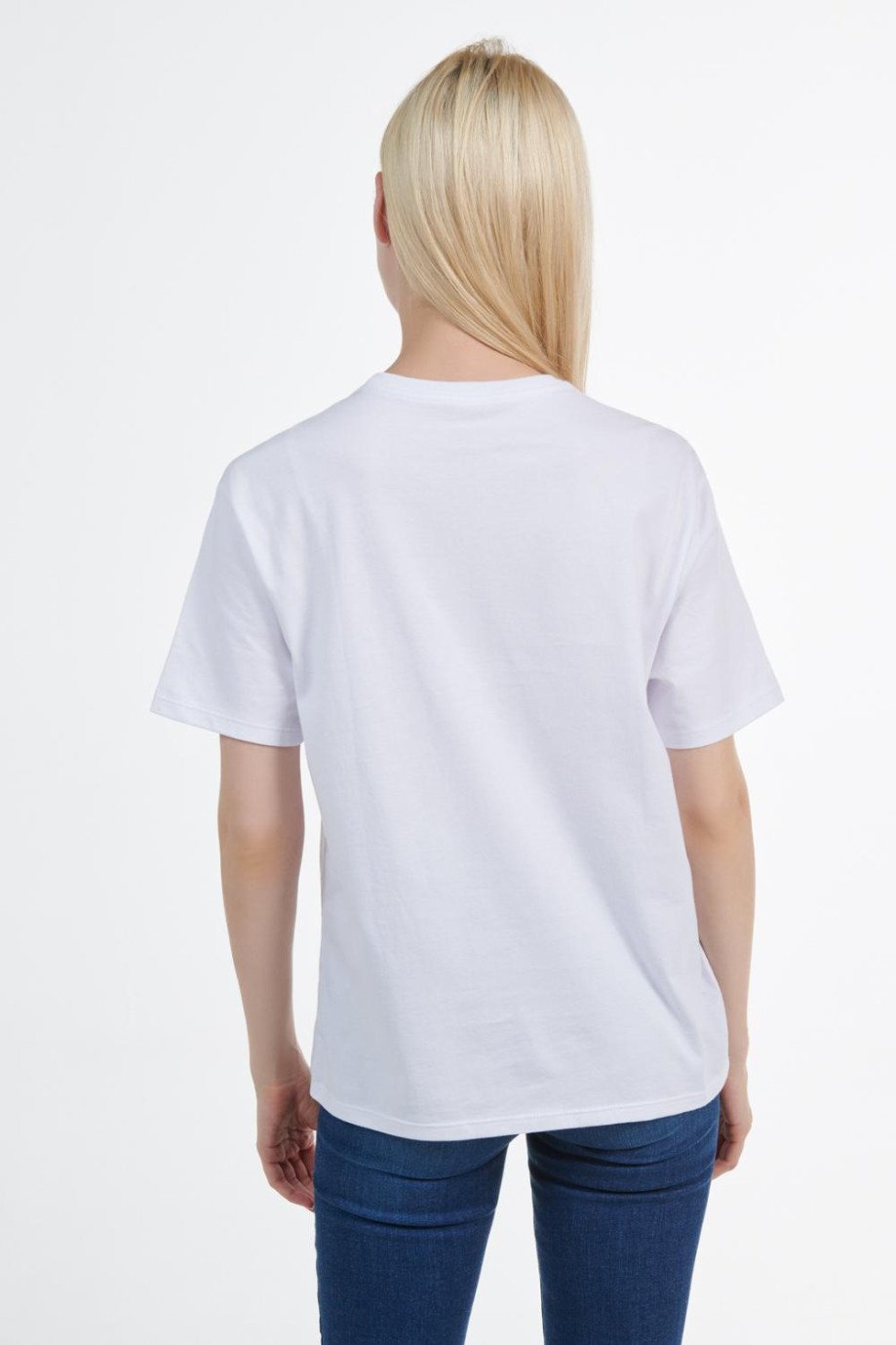Camiseta blanca con estampado de Escandalosos y manga corta