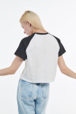Camiseta manga ranglan corta crema clara con texto college en frente