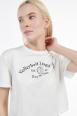 Camiseta cuello redondo crema clara con diseño college de vóleibol