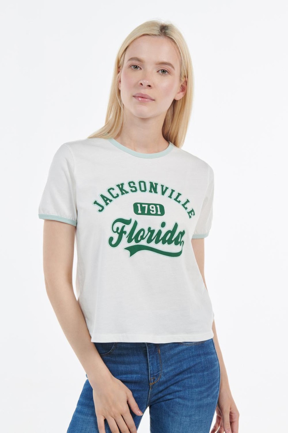 Camiseta manga corta crema clara con contrastes y diseño college verde