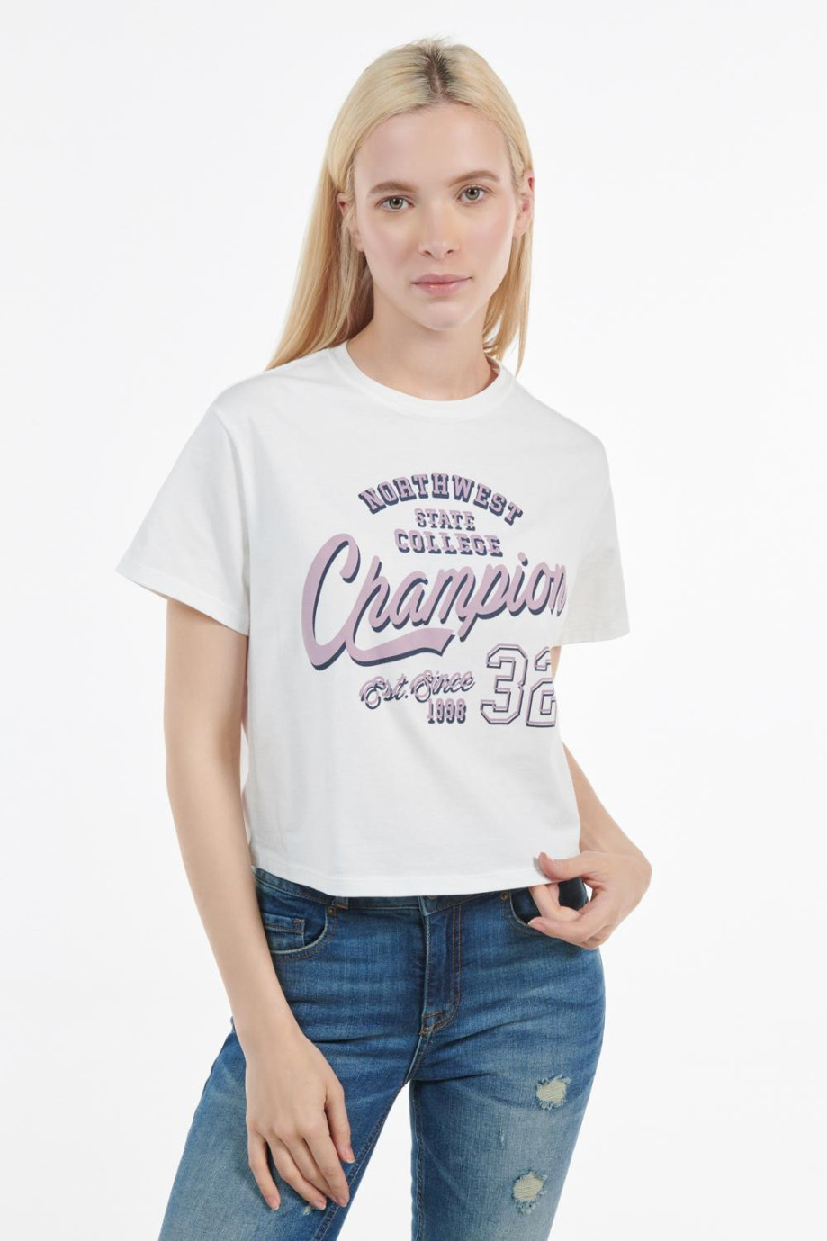Camiseta crema clara crop top con diseño college lila en frente