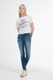 Camiseta crema clara crop top con diseño college lila en frente