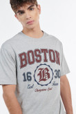 Camiseta gris con cuello redondo y diseño college de Boston