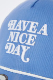 Gorra azul clara tipo beisbolera con texto blanco bordado