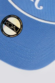 Gorra azul clara tipo beisbolera con texto blanco bordado