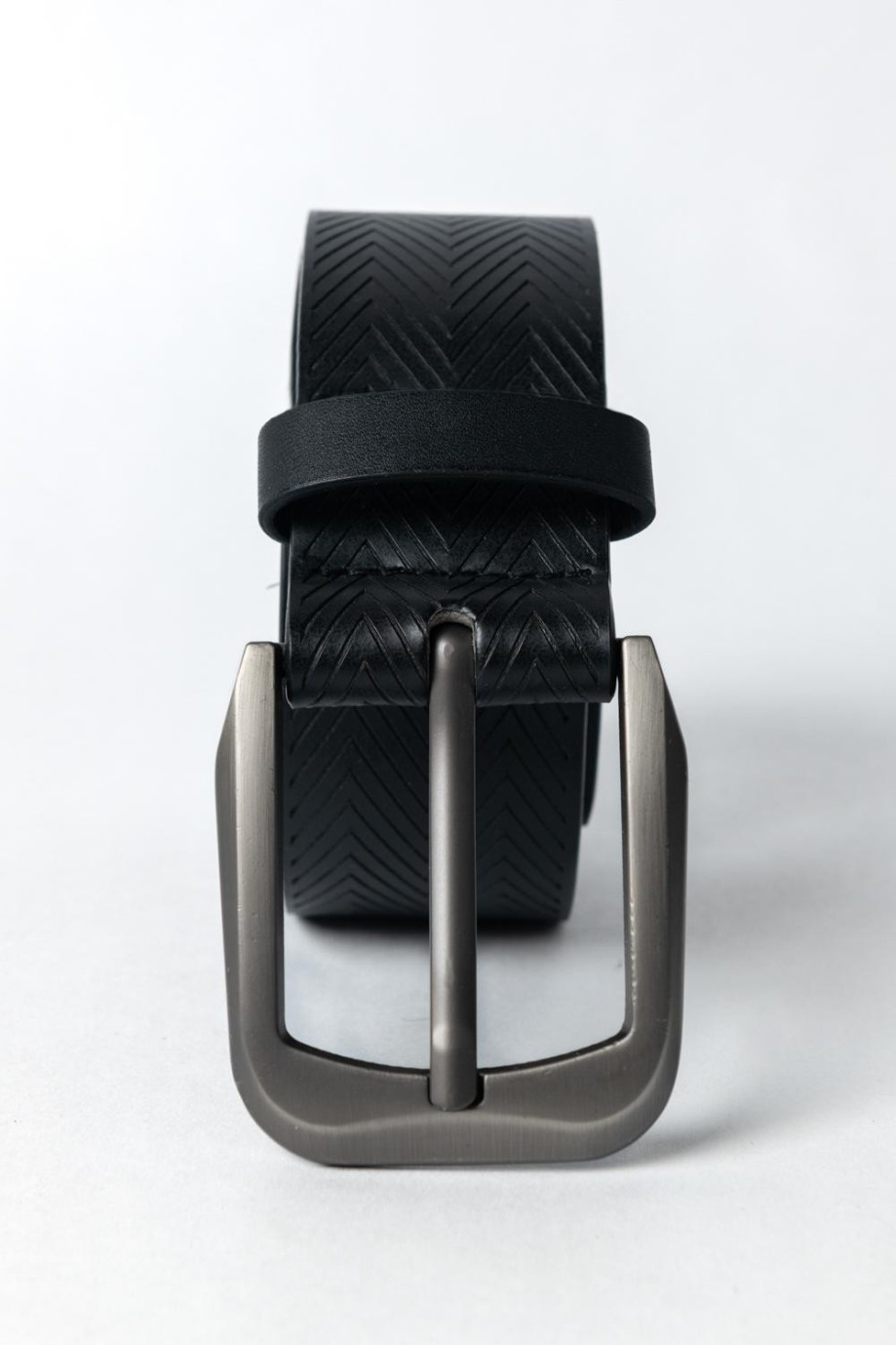 Cinturón negro con texturas y hebilla plateada cuadrada