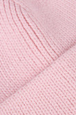 Gorro tejido rosado claro con marquilla decorativa en frente