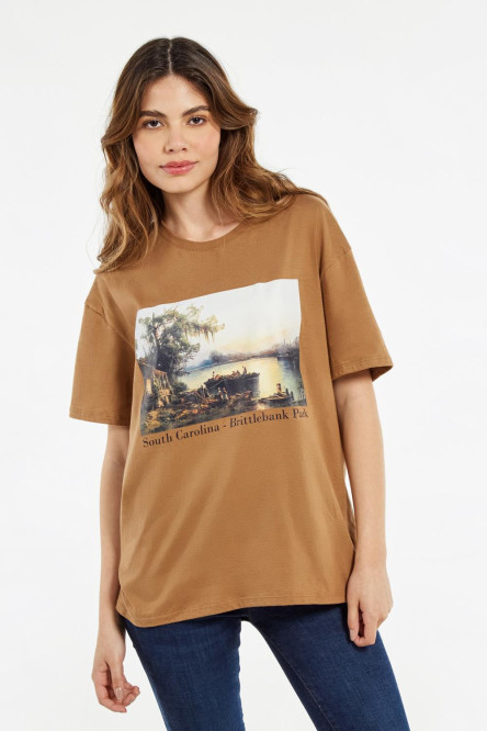 Camiseta oversize kaki con manga corta y diseño de paisaje