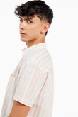 Camisa unicolor a rayas con manga corta y cuello button down