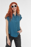 Blusa azul verde con cuello camisero, hombro rodado y manga corta