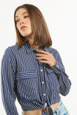 Blusa azul intensa tipo crop con manga larga y rayas blancas
