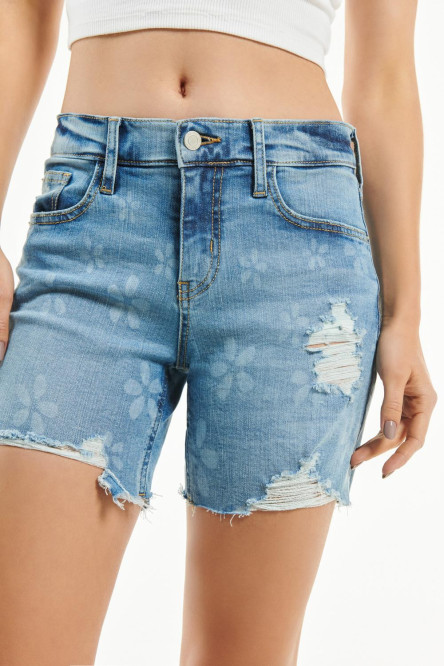 Short en jean azul claro con diseños de flores y rotos