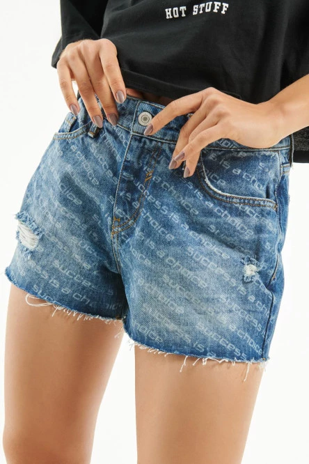 Short en jean azul medio con tiro alto, rotos y diseños de textos