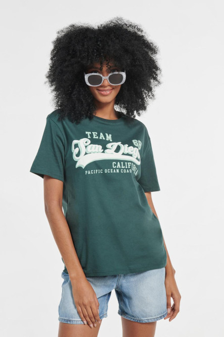 Camiseta verde oscura con cuello redondo y diseño college de San Diego