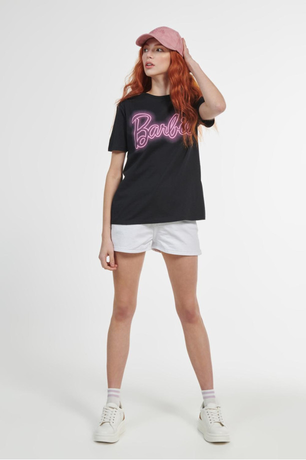 Barbie Camiseta de manga corta para mujer | Muñeca de mujer con logotipo  clásico blanco y rosa en camiseta gráfica negra | Top de ropa de muñeca de