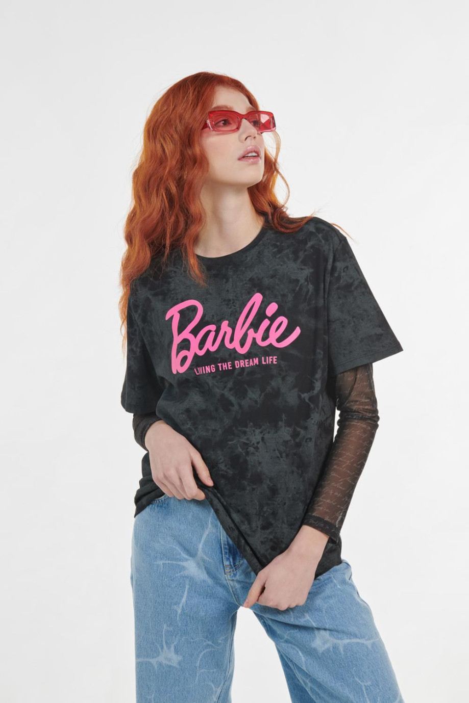Camiseta cuello redondo negra tie dye con diseño de Barbie