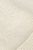 Gorro crema claro tejido con texturas de canal y bordado college en frente