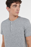 Camiseta cuello redondo unicolor con texturas y botones