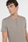 Camiseta cuello redondo unicolor con texturas y botones