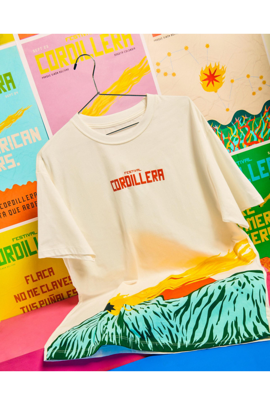 Camiseta oversize crema clara con arte del Festival Cordillera y cuello redondo