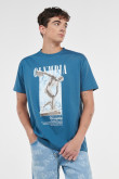 Camiseta oversize azul con diseño artístico y cuello redondo
