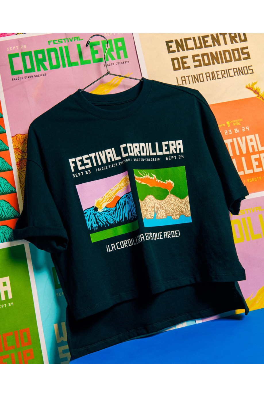 Camiseta oversize negra con cuello redondo y diseños del Festival Cordillera