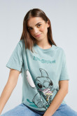 Camiseta verde clara con manga corta y estampado de Lilo & Stitch en frente