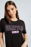 Camiseta negra con manga corta y diseño college lila de Seattle