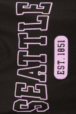 Camiseta negra con manga corta y diseño college lila de Seattle