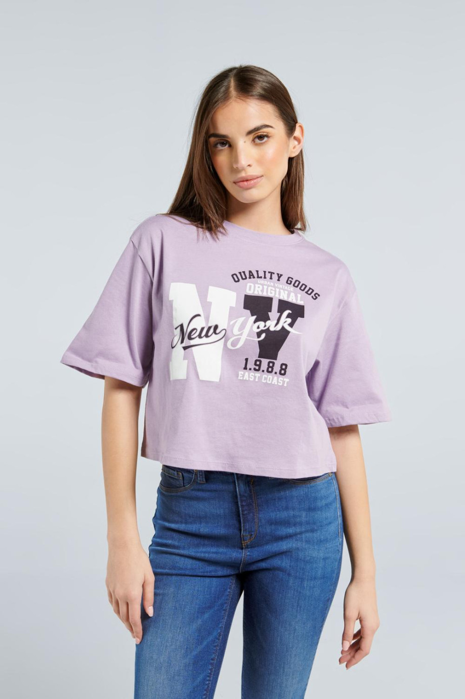 Camiseta lila clara oversize de silueta crop top con diseño college de NY