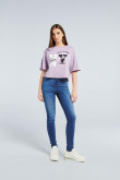 Camiseta lila clara oversize de silueta crop top con diseño college de NY