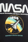 Camiseta azul intensa con diseño de NASA en frente y cuello redondo