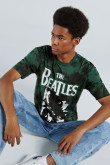 Camiseta cuello redondo verde oscura tie dye con diseño de The Beatles